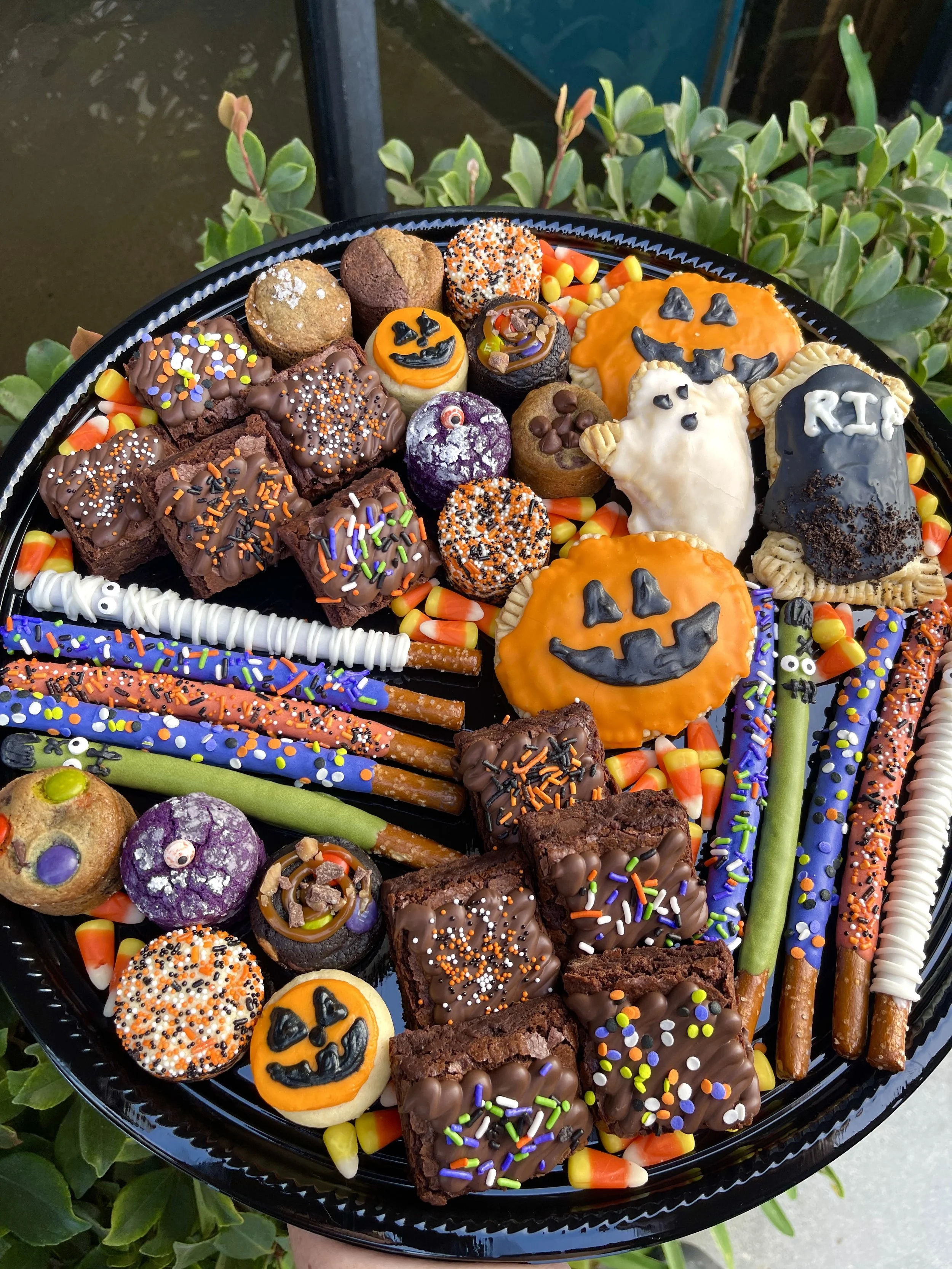 HALLOWEEN DESSERT TRAY (18-36 PEOPLE)