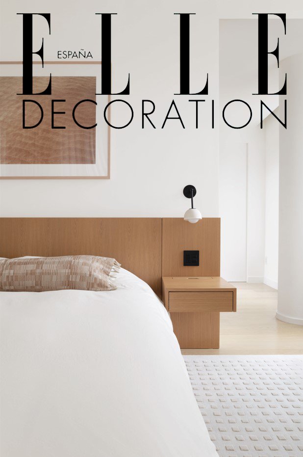 Dumbo Residence by Laseu Studio, featured in ELLE Decoration España, showing a custom wood headboard and bedroom interior in a New York apartment.