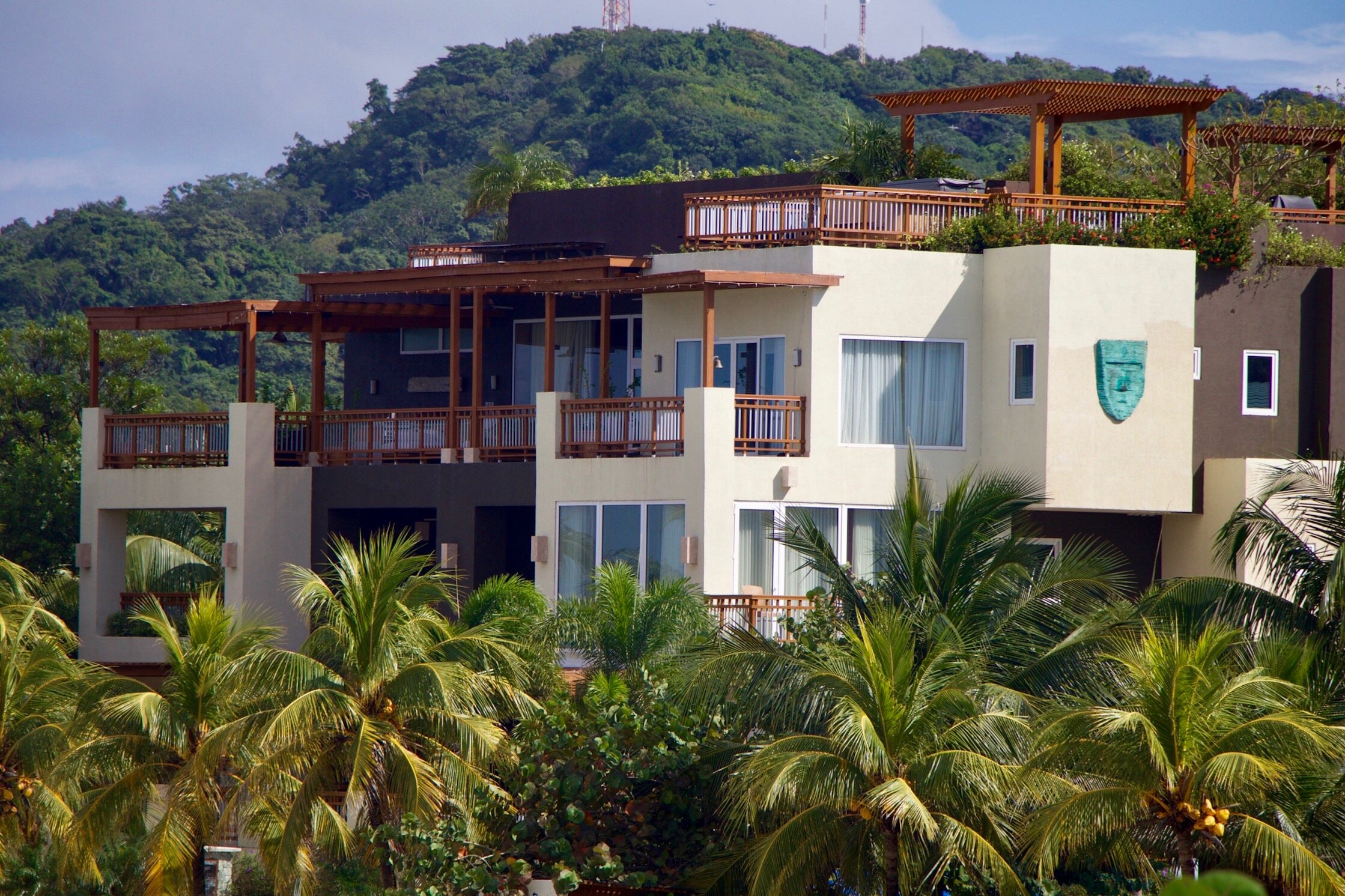 Roatan Guide — Roatan Tourism Bureau