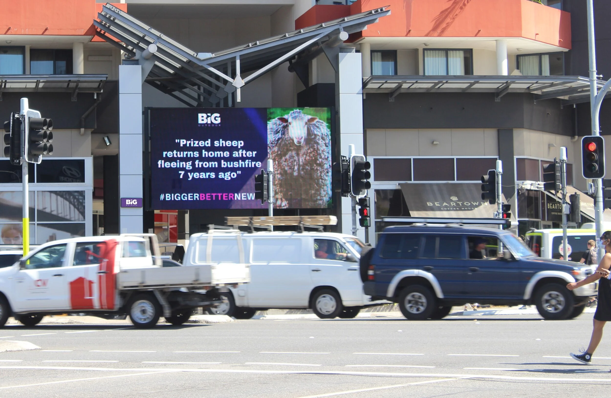 #BiggerBetterNews Good news on Woolloongabba digital billboard