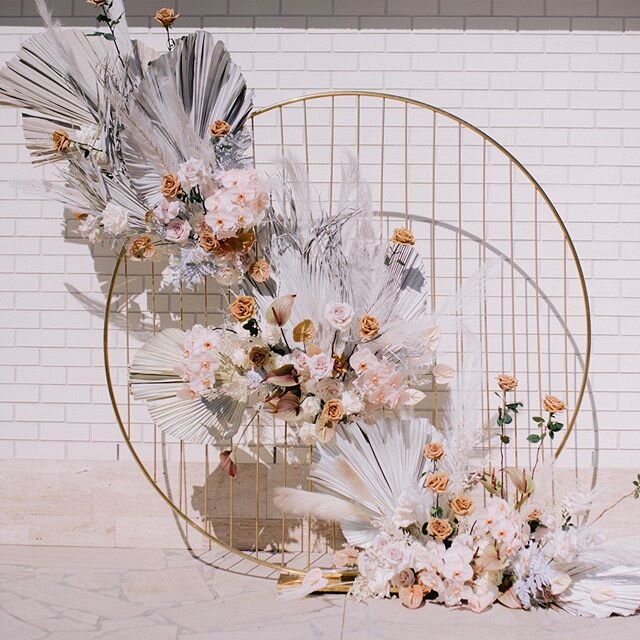 a dreamy arbor to compliment that special day. Can we just 😍 at this dried bloom and orchid mix