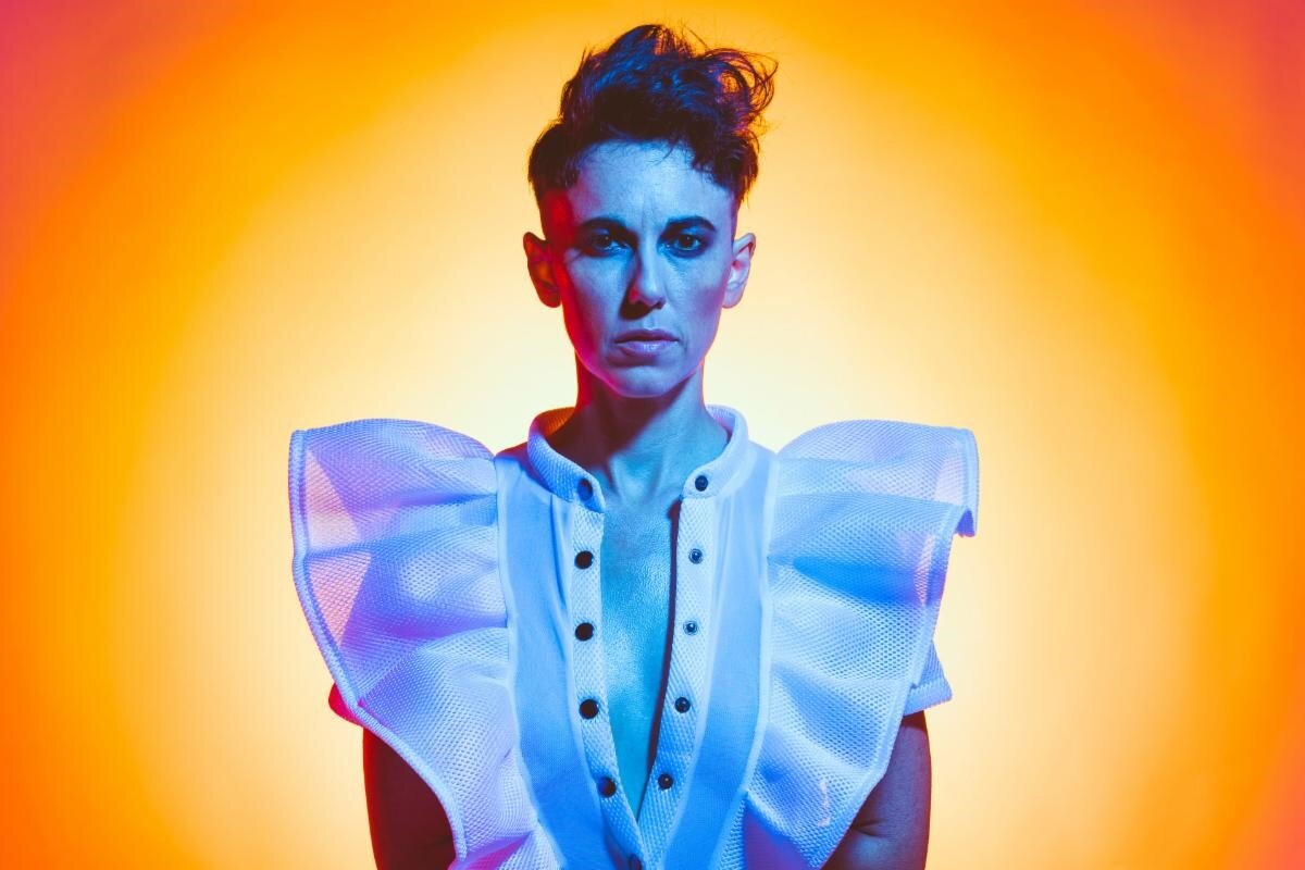 Artista Queer LatinX Nominada a Latin Grammy GINA CHAVEZ Estrena El Video Para El Tema "Ella"  