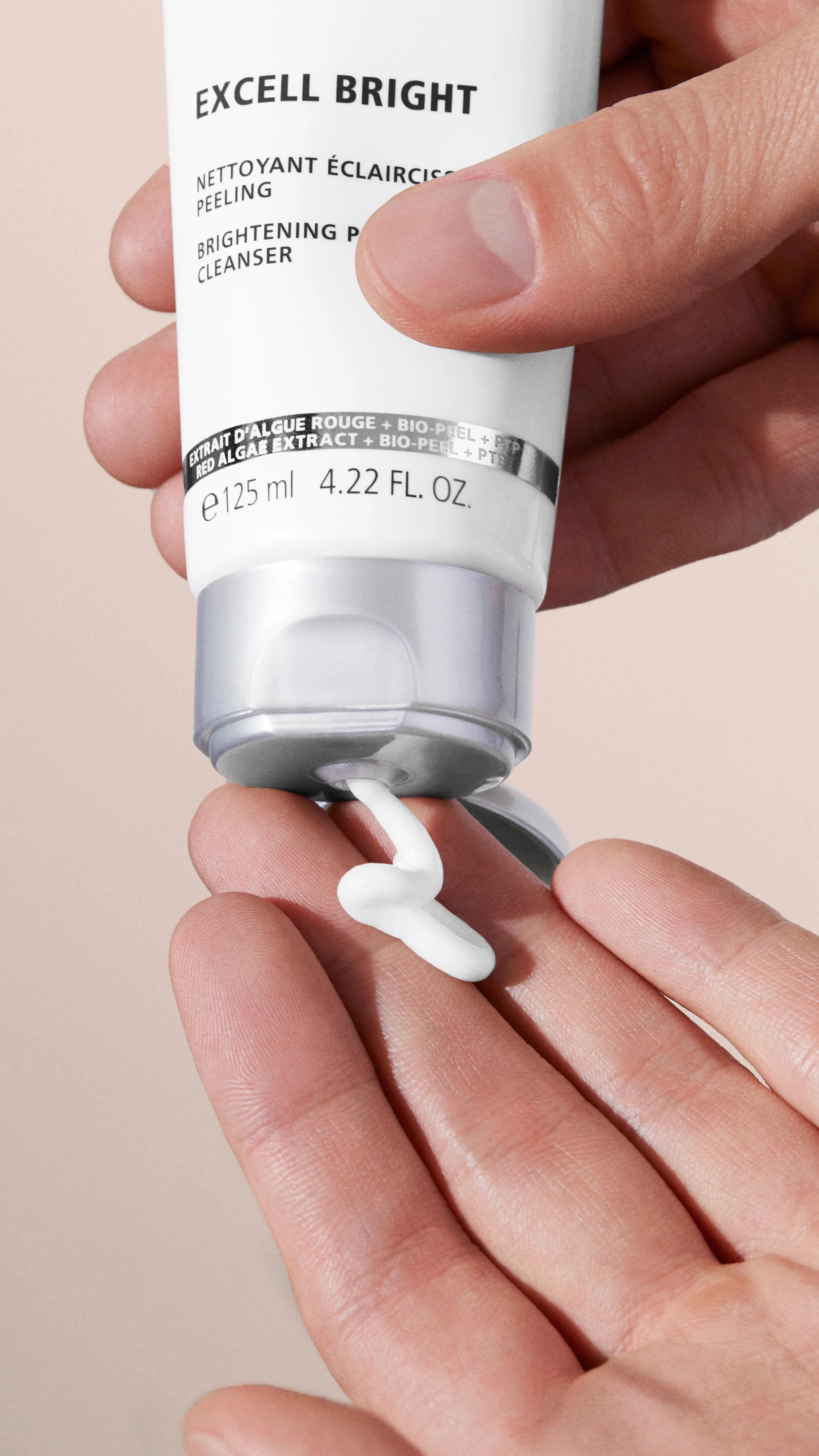 BIOTHERMHOMME_HANDANDPRODUCT_EXCELLBRIGHT_2_VERTI.jpg