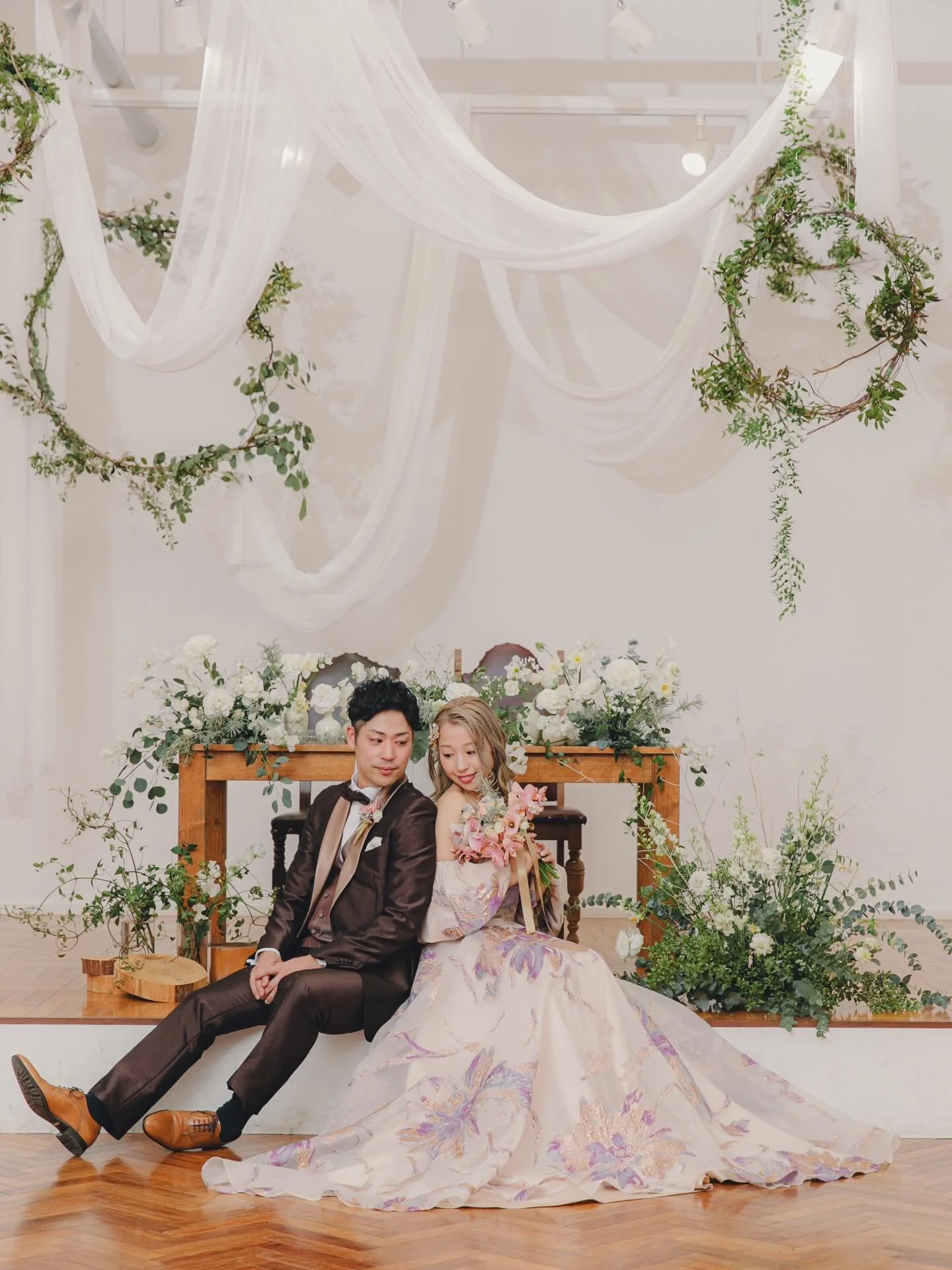 _
冬のご結婚式。
メインテーブルにはグリーンの大きなリースを飾り
白とグリーンを主に基調とした会場装飾に🌿

おふたりのお席はテーブルと椅子のスタイル。
座ってゲストの皆さまとお写真を撮る際に
おふたりの顔周りにお花があると華やかに見えるテーブルスタイルも
最近のおすすめです🕊
⁡
flower @hovel_wedding 
photo @morimoto_kishi 

#folkfolkwedding