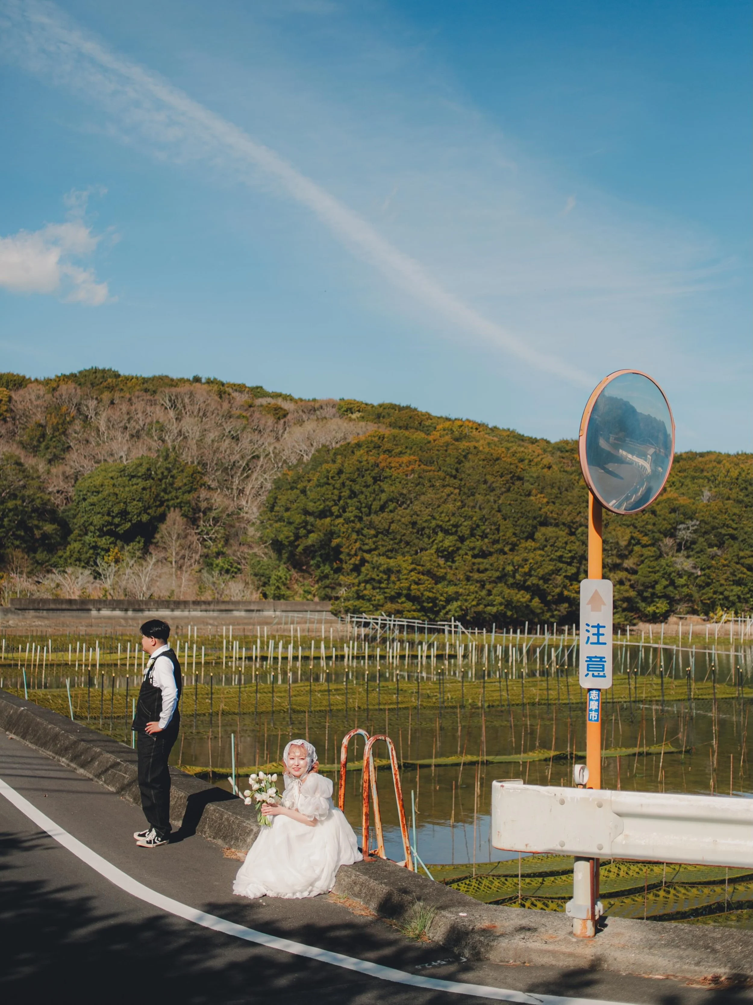 _
船で撮影したあとはご自宅付近で
散歩しながら撮影場所を探しながら撮ります〇
⁡
おふたりの自然な表情や
この瞬間にしかない景色が広がっていて胸がいっぱいに。
⁡
photo @morimoto_kishi 
hairmake @akane__takebayashi 
dress @roseyaphrodina_wedding 
flower @entto_flower @enttowedding 
planner @__aaaaika