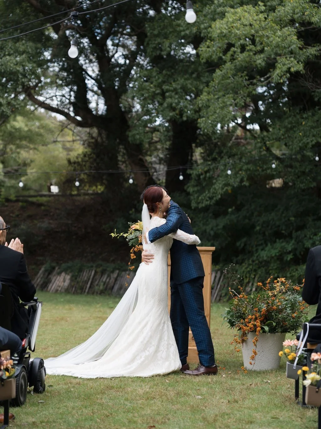 _
おふたりが選ばれたのはガーデン挙式。

前日は雨が降っていましたがご結婚式当日は晴れ◎
お写真のようにこの笑顔で、退場いただけました🕊
シャボン玉を使用したバブルシャワーは
屋外のガーデンウェディングの特権です🫧
⁡
dress @qazaridressandjewelry 
tuxedo @dress_benedetta