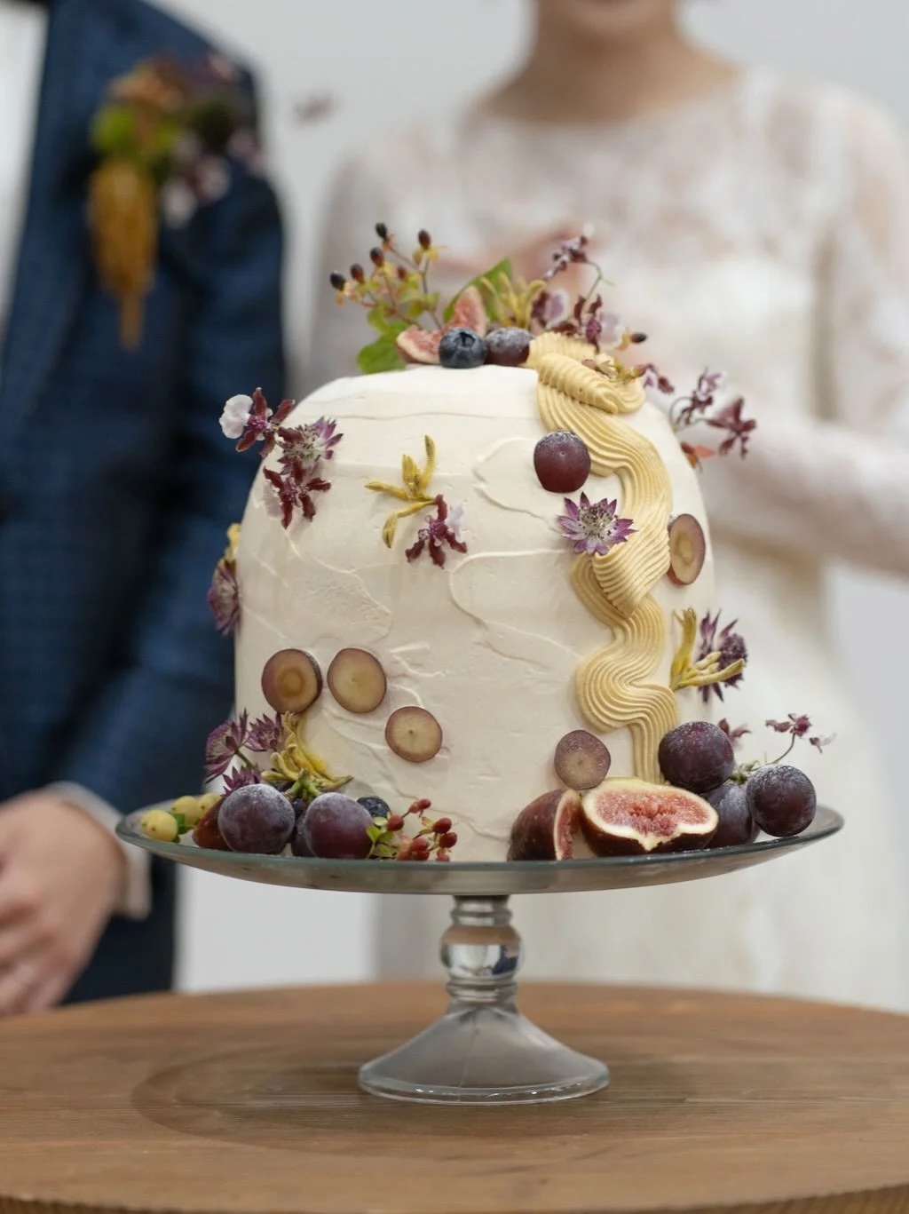 _
おふたりのご結婚式のウェディングケーキにも
個性とこだわりを。
クリームの絞り方やクリームの色味、お花屋フルーツなど
これまでになかった形とデザインのケーキになりました🕊

入刀いただく前に完成したケーキは
FOLK FOLKのパティシエがおふたりの元へお運びしますが
登場した際にゲストの皆さまからも歓声が◎
⁡
おふたりのことを知っている皆さまだからこそ
"ふたりらしい"がここでも伝えられました。
⁡
#folkfolkwedding