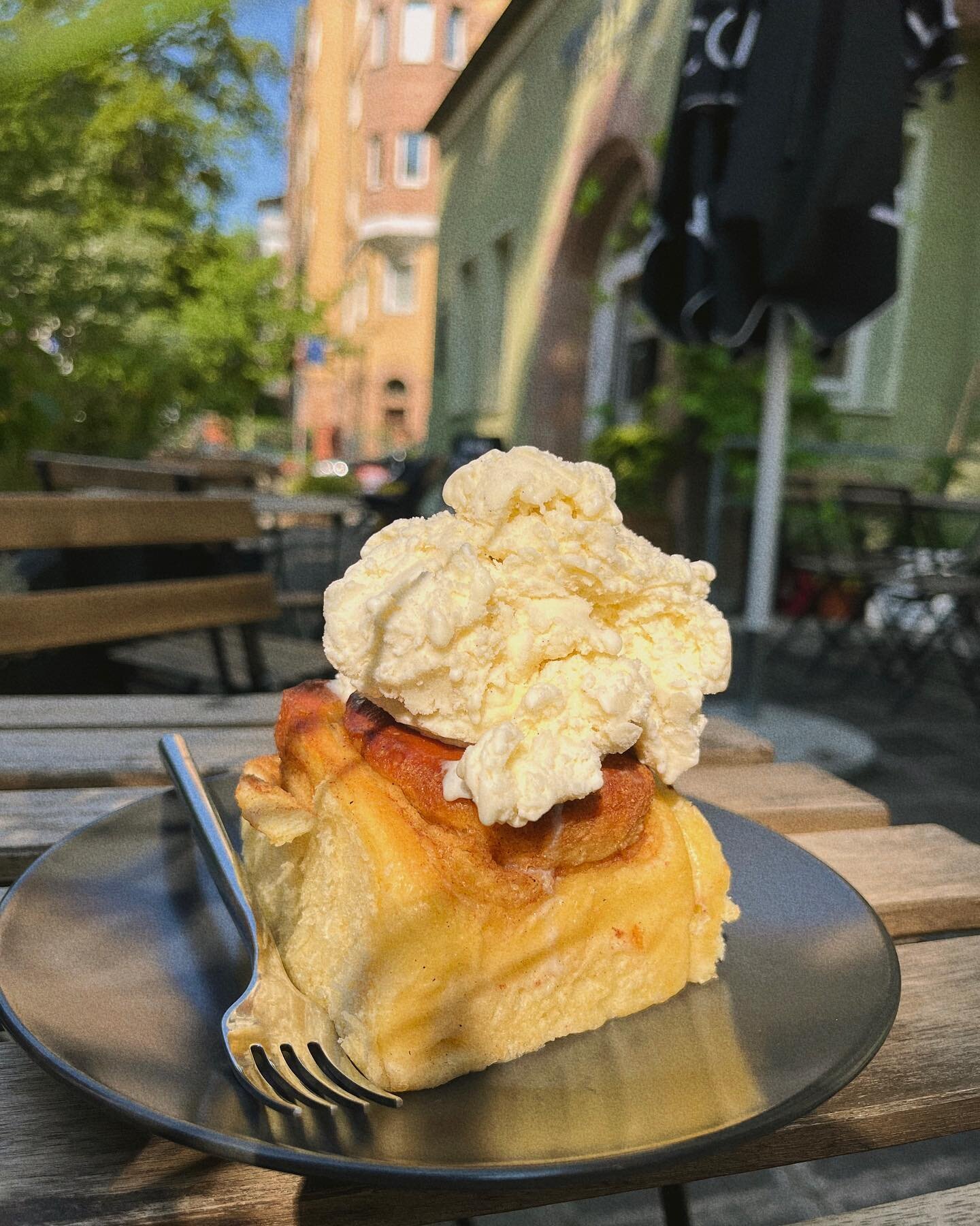 Die leckeren Schnecken vom @stadtparkcafe k&ouml;nnt ihr bei uns auch mit Vanilleeis on top bekommen. 
Schaut in die Story f&uuml;r die Details zu unserem Hitzespecial 🥵🌡️