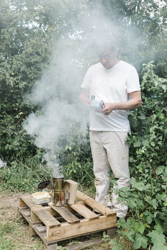  #beekeeper #imker #honig #esslingen #badenwürttemberg #bw #reportage #fotograf #maximiliankamps #stuttgart #0711 #demeter #bio #bioland #biodiversität #biodiversity #agenturblumberg #photographer #honey #morethanhoney 