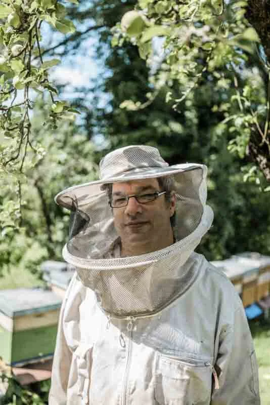  #beekeeper #imker #honig #esslingen #badenwürttemberg #bw #reportage #fotograf #maximiliankamps #stuttgart #0711 #demeter #bio #bioland #biodiversität #biodiversity #agenturblumberg #photographer #honey #morethanhoney #portrait 