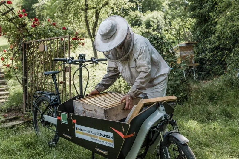  #beekeeper #imker #honig #esslingen #badenwürttemberg #bw #reportage #fotograf #maximiliankamps #stuttgart #0711 #demeter #bio #bioland #biodiversität #biodiversity #agenturblumberg #photographer #honey #morethanhoney #portrait 