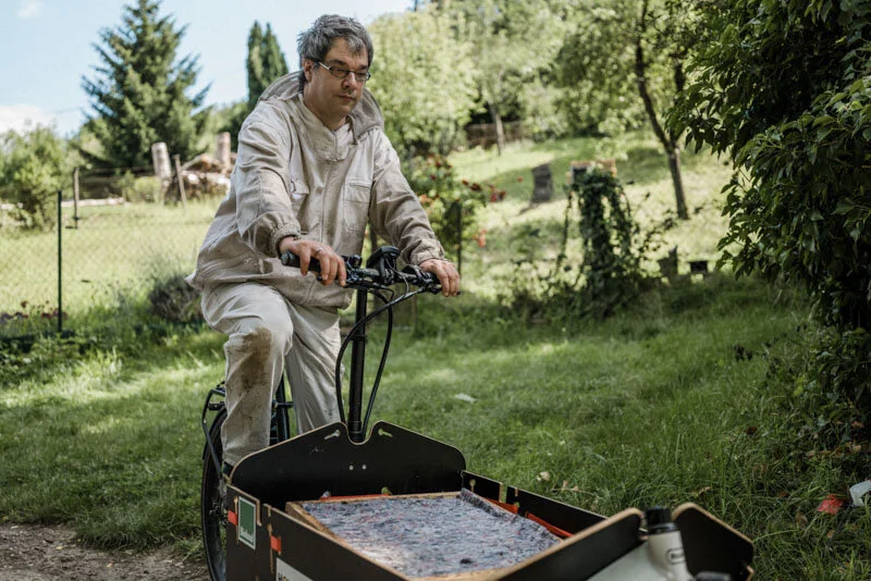  #beekeeper #imker #honig #esslingen #badenwürttemberg #bw #reportage #fotograf #maximiliankamps #stuttgart #0711 #demeter #bio #bioland #biodiversität #biodiversity #agenturblumberg #photographer #honey #morethanhoney #portrait 