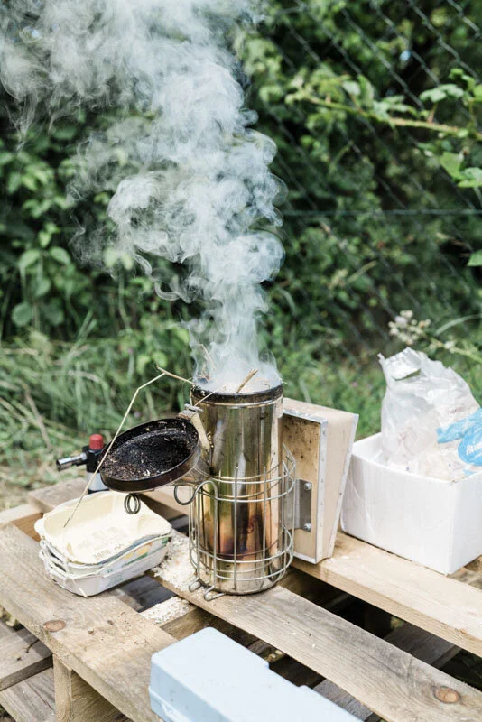  #beekeeper #imker #honig #esslingen #badenwürttemberg #bw #reportage #fotograf #maximiliankamps #stuttgart #0711 #demeter #bio #bioland #biodiversität #biodiversity #agenturblumberg #photographer #honey #morethanhoney 
