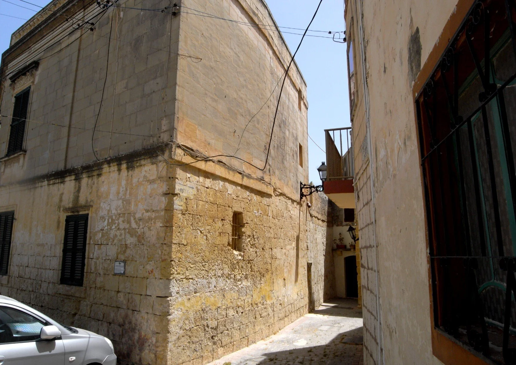 Sqaq Nru 3 (Alley No.3), Triq it-Tliet Knejjes