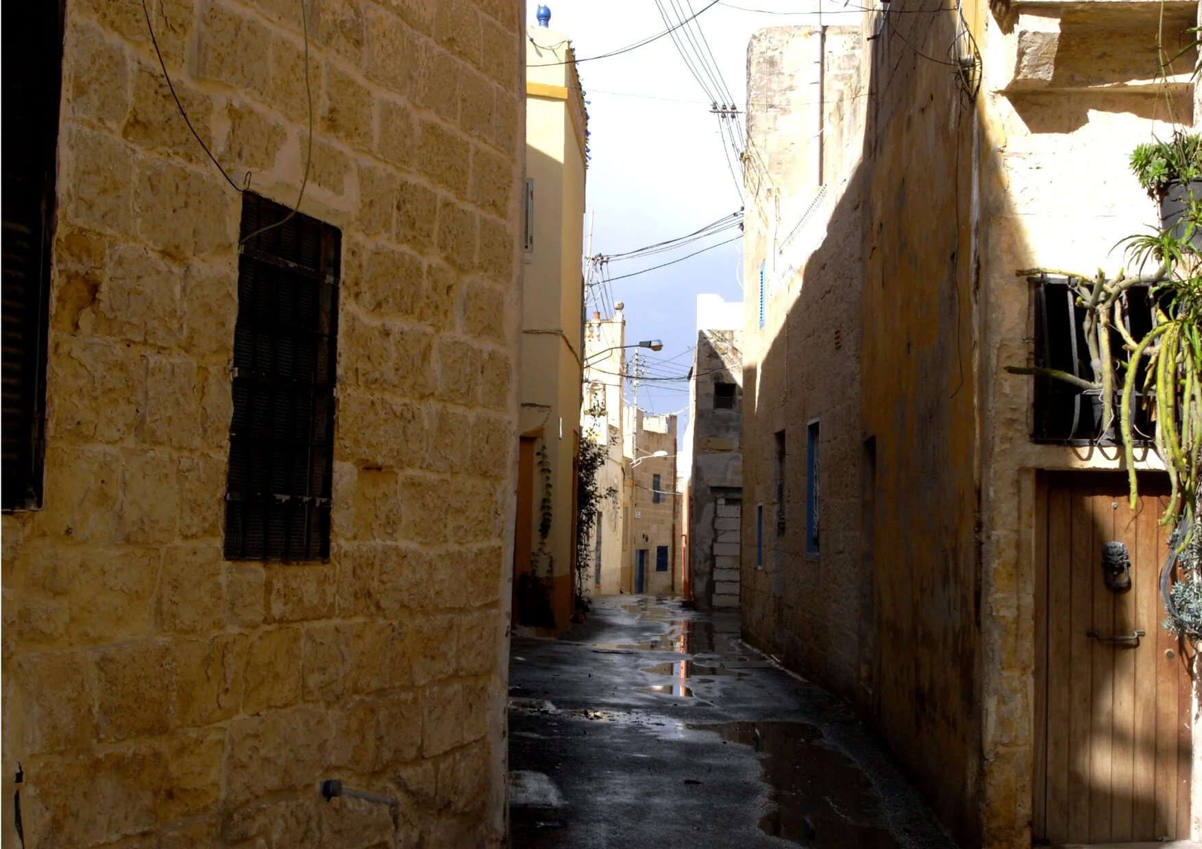 Triq San Karlu (St Charles Street)