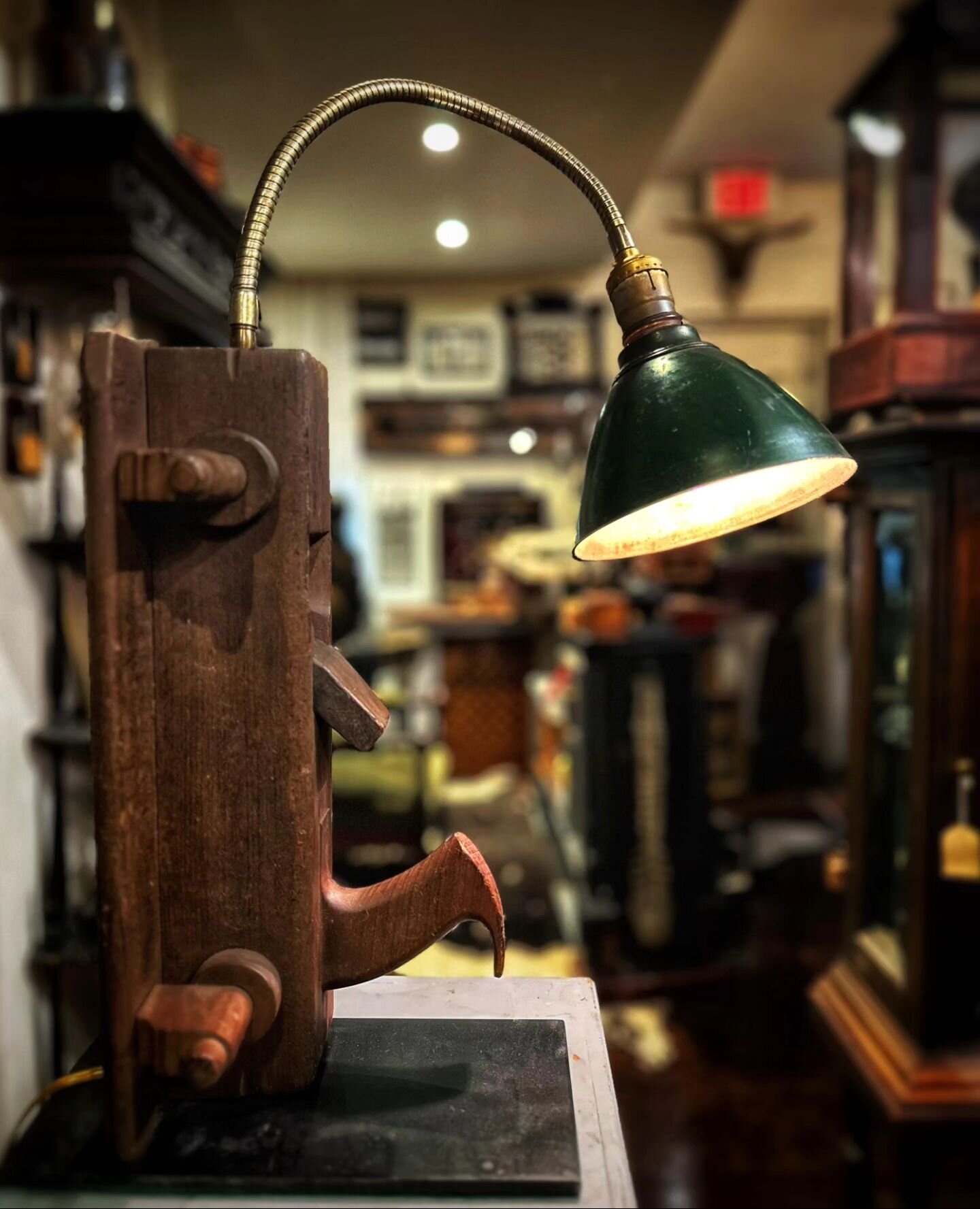 An interesting find! A moulding plane re-used as lamp base!
.
.
.
.
.
.
Let&rsquo;s throw some light on creativity!!!
On average people exhibit a greater aptitude for solving creative problems working under relatively dim light (150 lux) than in a ty