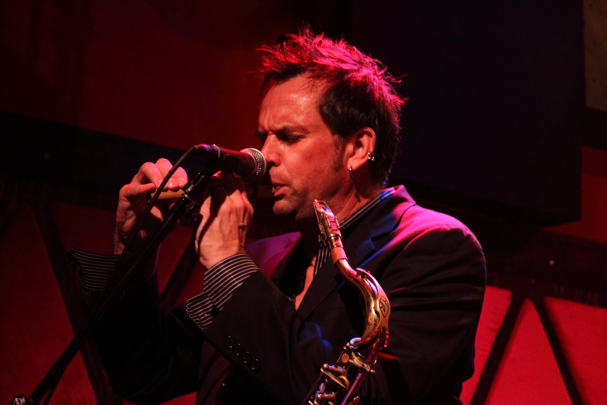 Chris+Eminizer+live+on+stage.jpg