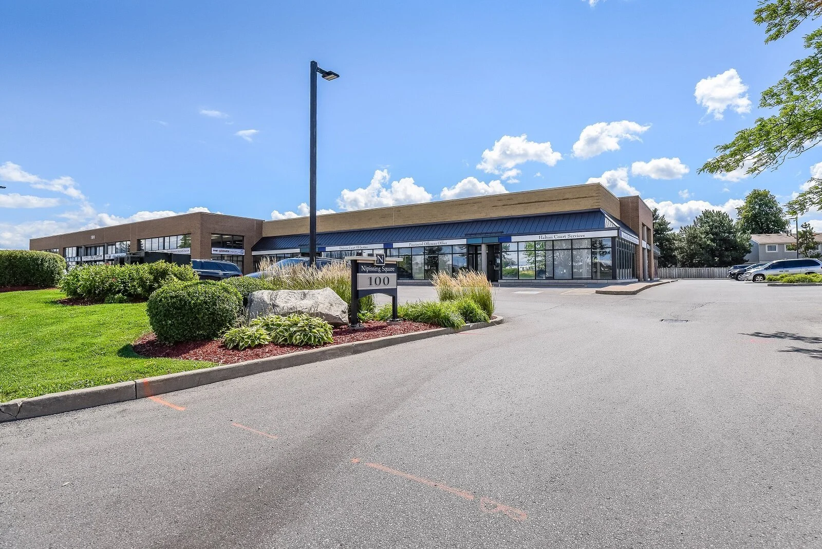 Plaza frontage with shrubs at 100 Nipissing Road in Nipissing Square, Milton