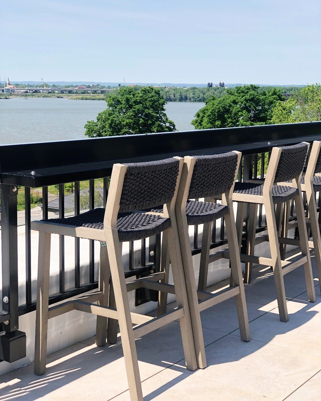 The perfect hangout spot located on our rooftop lounge! Check out all of our amenities on our website! #LinkInBio #ItsTheRooftopForMe #BoltAndTie #SouthernIndiana