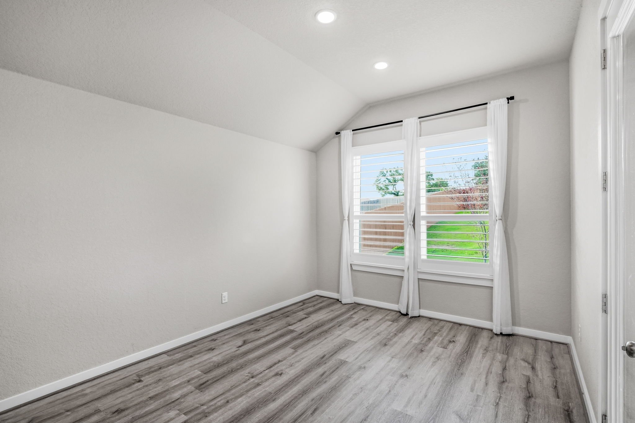 22-web-or-mls-31814 Acacia Vista-15.jpg