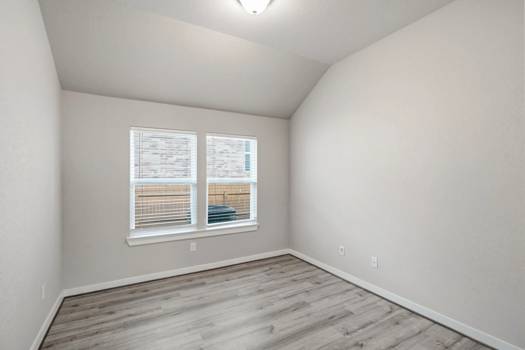 24-web-or-mls-31814 Acacia Vista-17.jpg