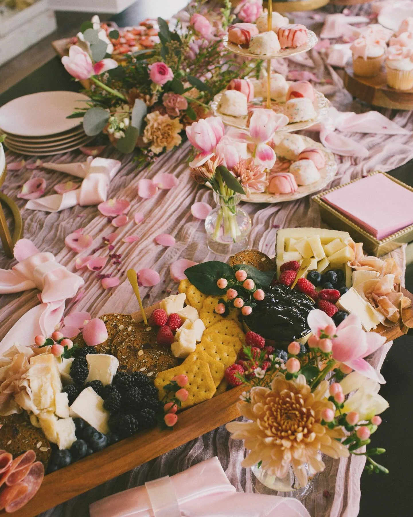 🎀 Bridal Shower Charcuterie 🎀

🎬 @grayselective @mollieegray 
👨🏻&zwj;🍳 @chef_joshkagenski 
🧀 @nashvillehousemom 
💐 @petalsandfields 
🎈 @bibsballoons 
📸 @minniemorkie 
👰&zwj;♀️ @jentryallender