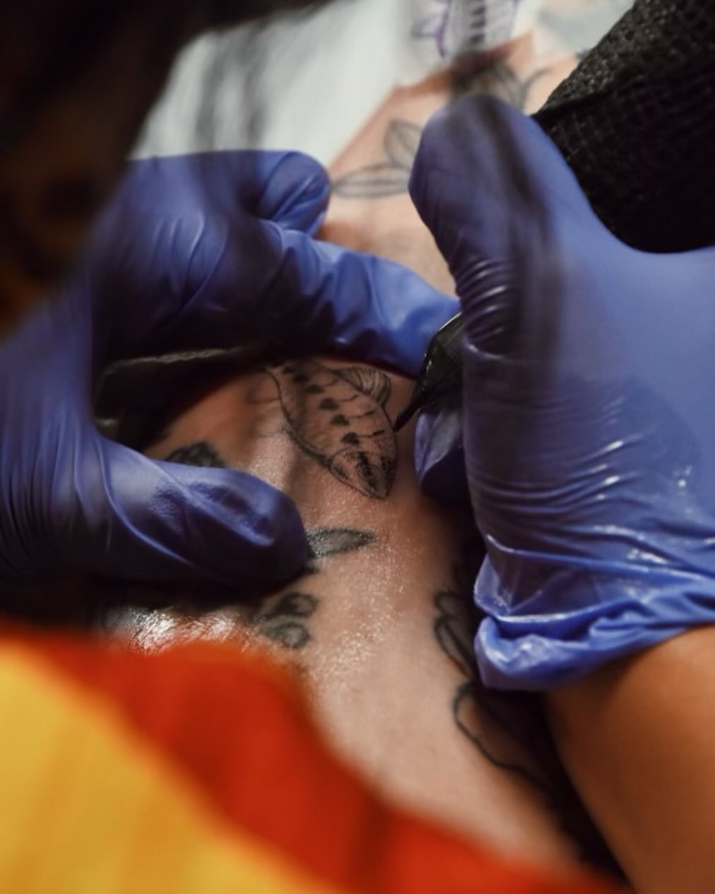 When you have too much fun with your clients ❤️&zwj;🔥 
Some pictures from the cal academy with one of my favorites. Thanks for sharing this event with me! 

📸 photo credit: @kgiatzis 
thank you for capturing these memories 🖤🖤🖤

#tattoo #sftattoo