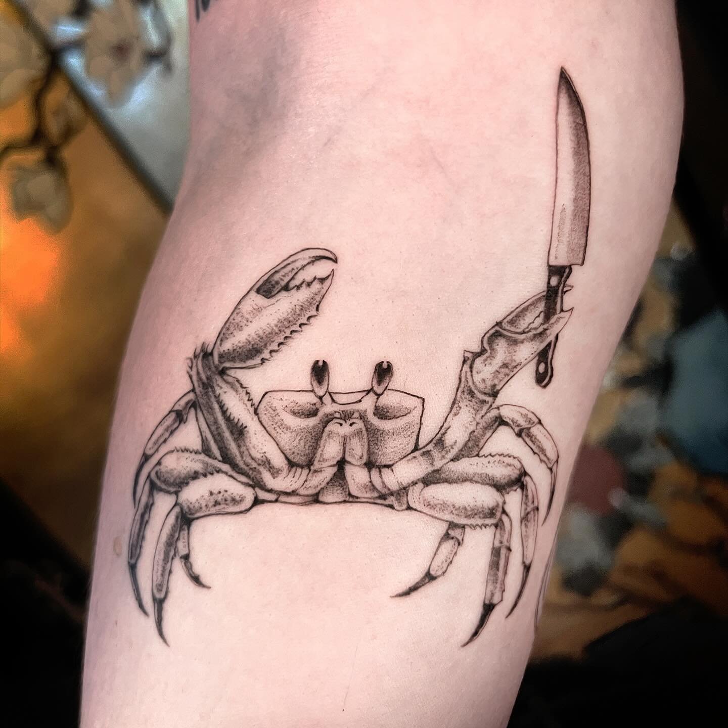 Stabby the crab. crabby mcstabs-a-lot. 🔪 
Thank you so much Mallory for making tattooing so fun &amp;&amp; laughing and stabbing all the way ✨ 🩸 

#crabtattoo #creaturetattoo #finelinetattoo #animaltattoo #blackworktattoo #knifetattoo #funnytattoo 
