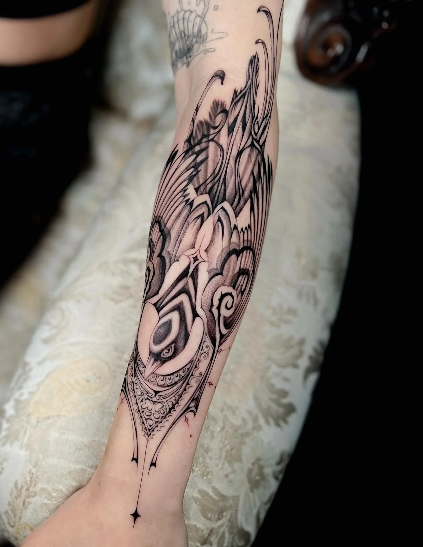 A magnificent magpie for the majestic maiden🖤
&amp; one of my favorite hoomans! Still can&rsquo;t believe you entrusted me with bringing to life this bewitching mythological beast conjured from your beautiful mind. A fusion of swirls, architectural 