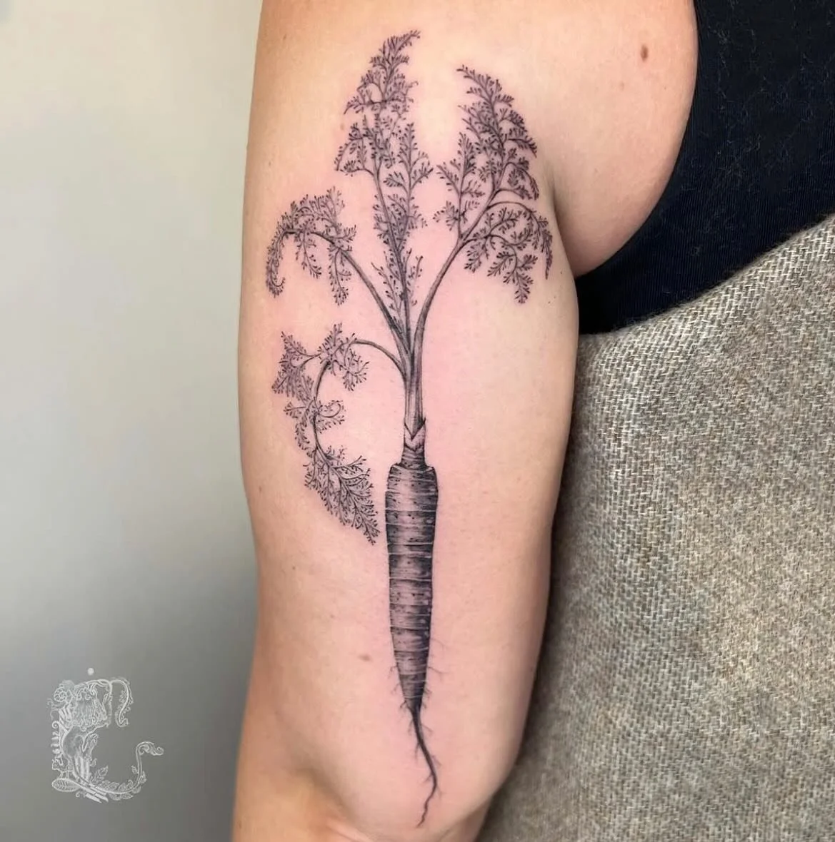 🥕 🥕 🥕 CARROT TATTOO! While you all await my veggies on my veggie drawing list.. here&rsquo;s a carrot from way back when! Still one of my absolute favorites especially with all its root details &amp; fluffy leaves. These little undulations in patt