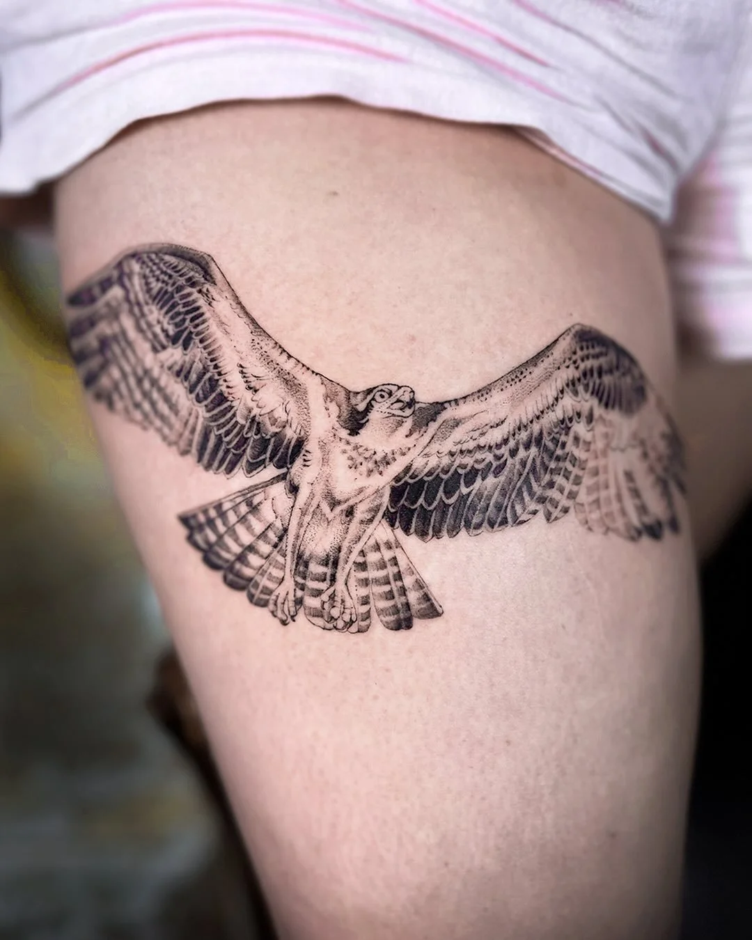 A soaring osprey for a beautiful soul ❤️&zwj;🔥 thank you so much Ella. A soaring piece to adorn your legs on your travels till you find your way back home again! 

#osprey #birdtattoo #finelinetattoo #legtattoo #animalstattoo #animaltattoo #pagantat