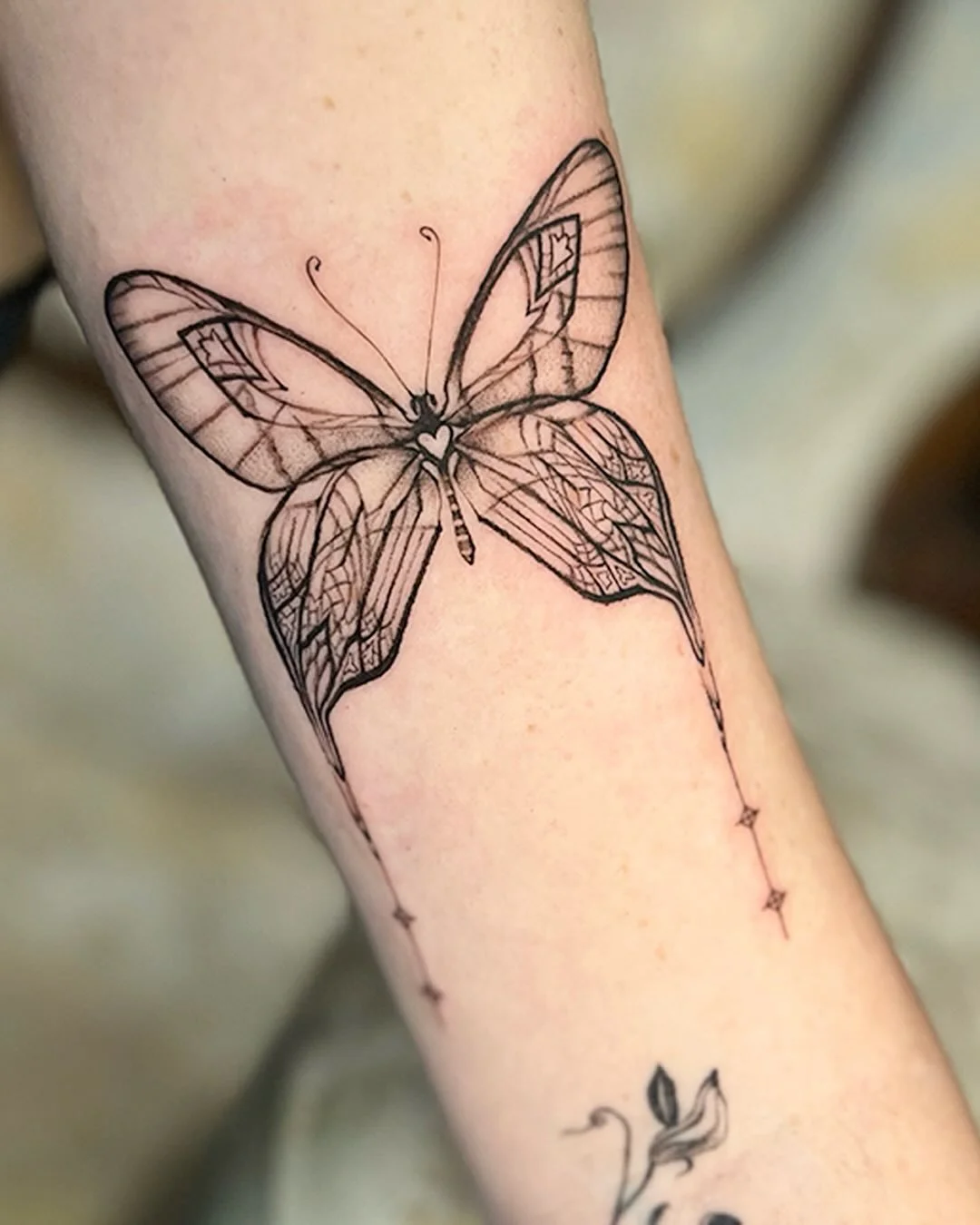 a glasswing bleeding butterfly 🩸 for Alison. Dripping bits of glass crystal from its melted glass wings. Light shining through its translucent wings, this glass butterfly is a chapel of dripping arches in the sky ✨ Thank you so much for adopting thi