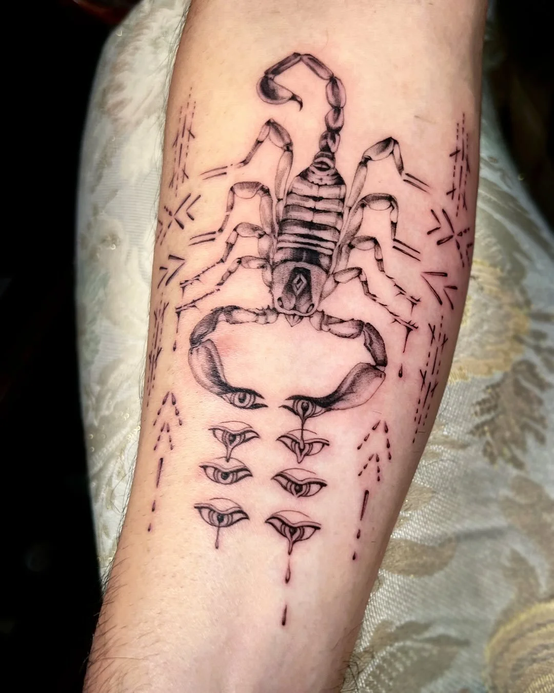 Scorpion Sigil spells for the altar. Adorned with agave seeds and engrained with healing thoughts to bring on this new year 🖤 thank you so much Vishnu! Loved our collab and can&rsquo;t wait for more! 

#sigiltattoo #scorpiontattoo #tattoo #sftattoo 