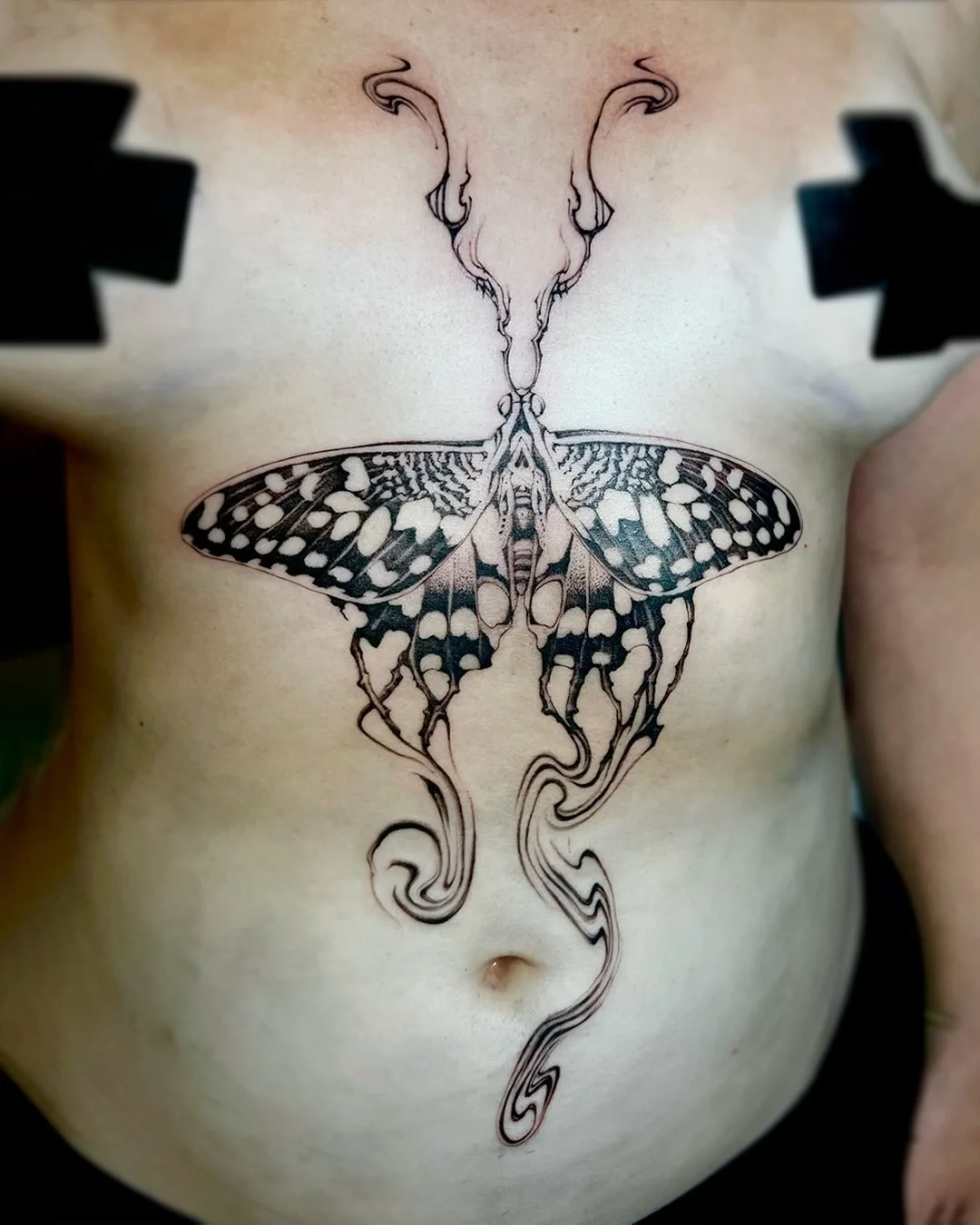 Swirling citrus bleeding butterfly for Sophie 🖤 a whole tummy full of swirls! Thank you so much for adopting this magnificent beauty&mdash; love the little sneak peaks with a crop top :)) can&rsquo;t believe we crushed this and brought this dreamy b