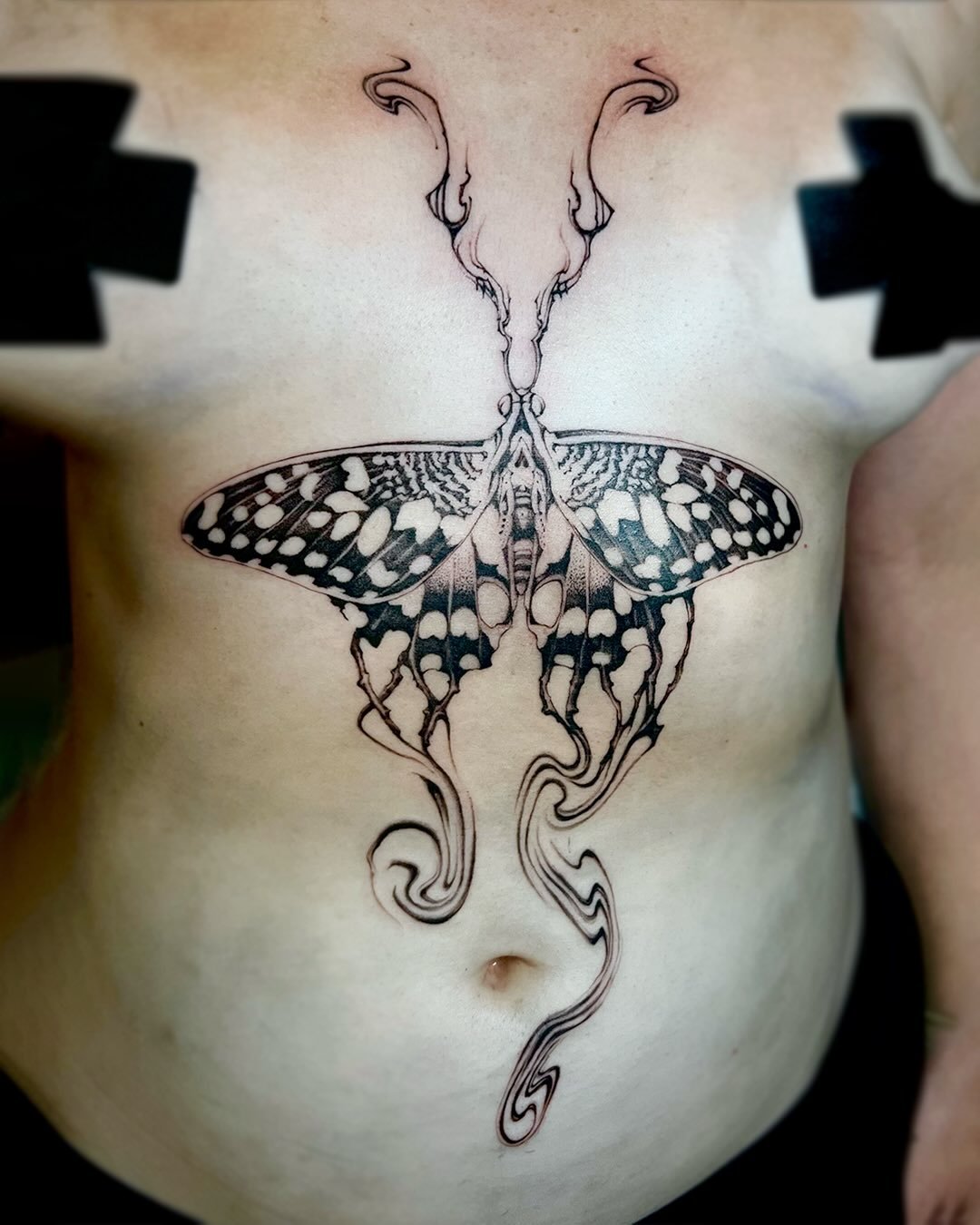 Swirling citrus bleeding butterfly for Sophie 🖤 a whole tummy full of swirls! Thank you so much for adopting this magnificent beauty&mdash; love the little sneak peaks with a crop top :)) can&rsquo;t believe we crushed this and brought this dreamy b