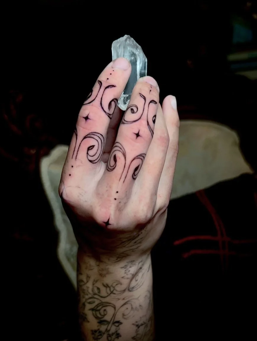 THE DARK CRYSTAL SHARD ✨ Cast forth by these magic fingerlings &amp; protects by the swirls! 
The benefits of tattooing friends muahaha :) Thank you so much Eli for your wizardry fingers!! May they stay and not disappear! We shall see how this one pa