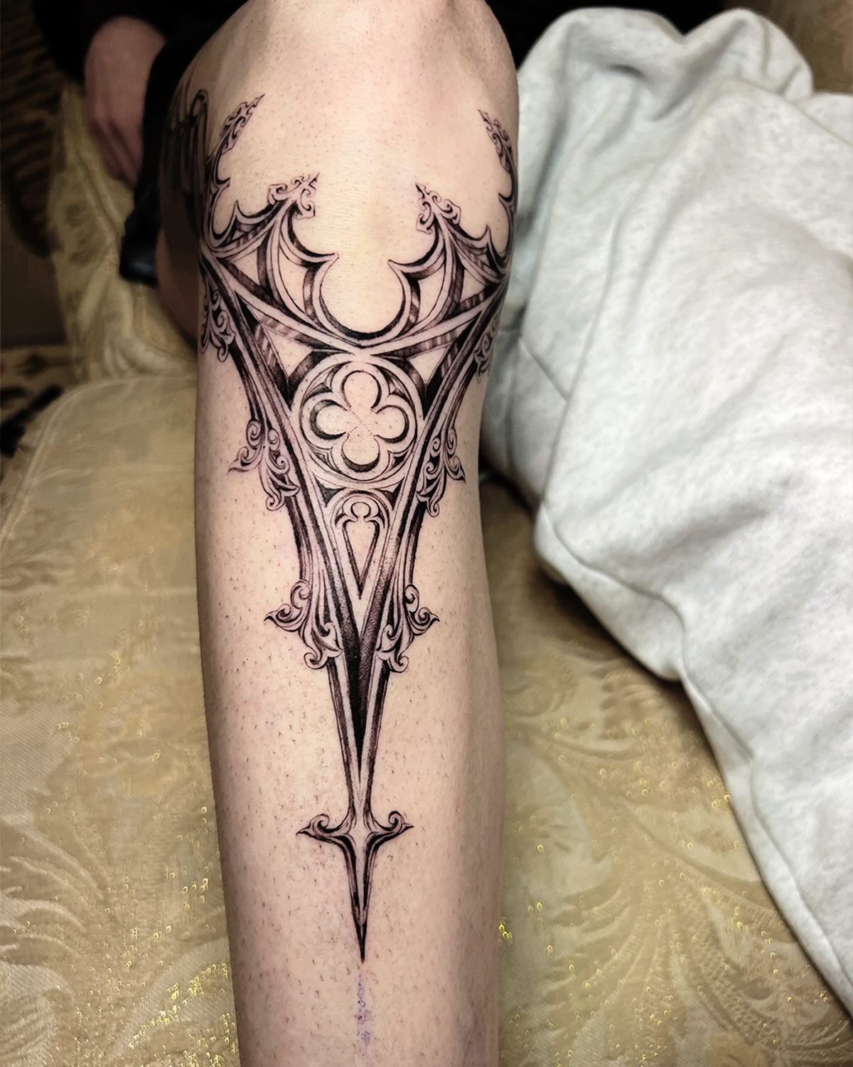 Steepled rose flornament for Adrianna. A perfect blooming altar for this knee 🖤 

This herbal rose commonly known as church steeples creates medicinal elixirs from its leaves healing wounds and curing upset stomachs. Spreading its seeds with its hoo