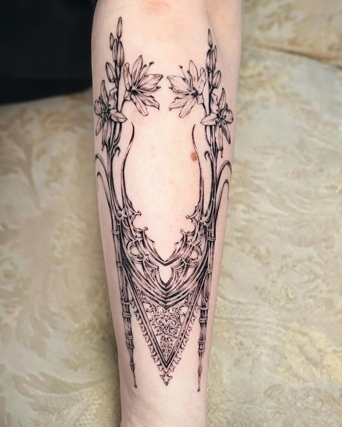 Spires of white rain lilies for Adrianna 🤍 perfect altar for the sunny days to come, thank you so much for adopting this flornament spiraling upwards towards to the skies after the storm. Blooming for hope, resilience &amp; new beginnings. Wishing y