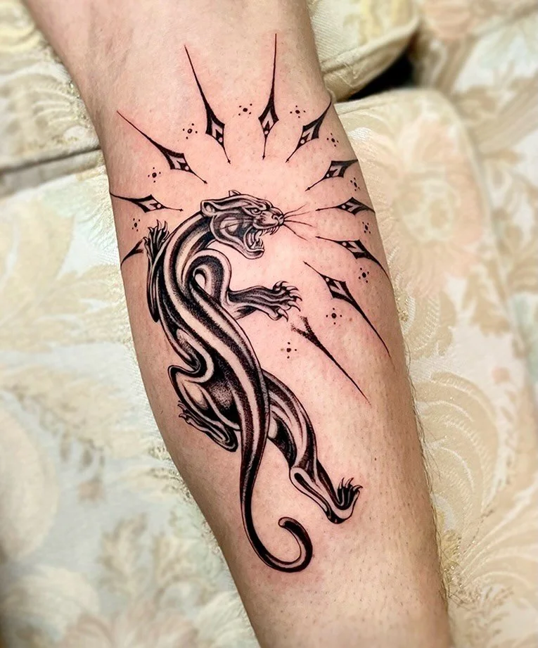 Star bright panther 🐈&zwj;⬛ a ferocious prowling kitty shining bright to roar in this new year! For Aden, congratulations on your first tattoo!! Loved this project, love the rays, loved drawing this kitten 😻 can&rsquo;t wait to see where your next 