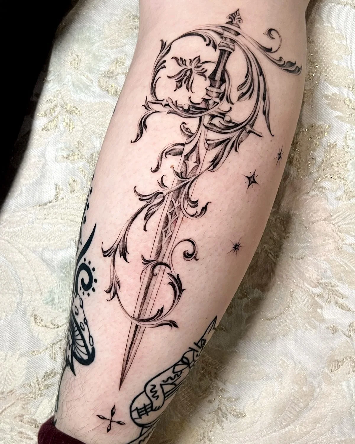 A stabby swirly fairy sword ⚔️ for Sierra. Thank you so much for letting me creating this ancient magical wand for you to manifest many wonderful moments! ✨

#swordtattoo #sftattoo #finelinetattooartist #planttattoo #daggertattoo
