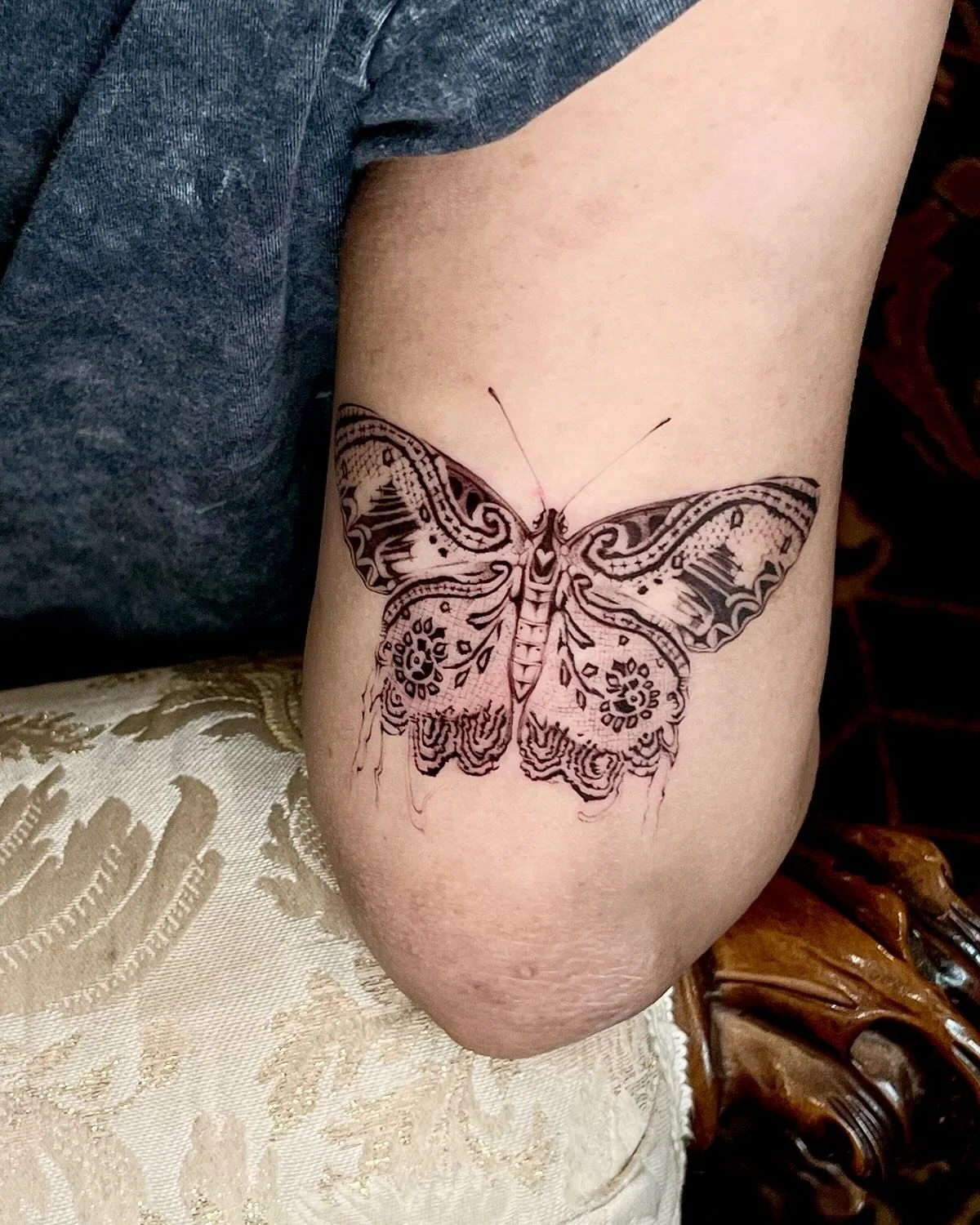 spotted lacewing bleeding butterfly 🖤 lace drips for the beautiful &amp; talented Anna. Thank you for adopting this flash piece &amp; giving her a home! 

Delicately woven together, another lacewing for the curiosity cabinet ft. these fragile winged