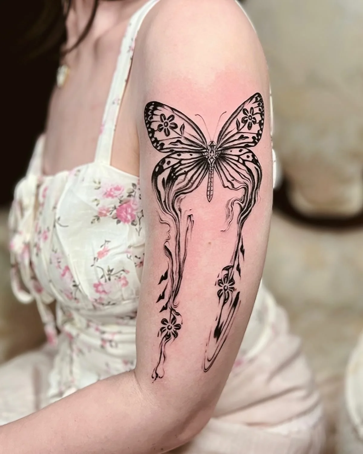 Paper kite bleeding butterfly for Angela 🌹 Dreamy drips and swirls from this delicate butterfly filled with Peregrina also known as spicy jatropha flowers upon which it feasts. A vibrant hot pink flower that attracts many pollinators this is another