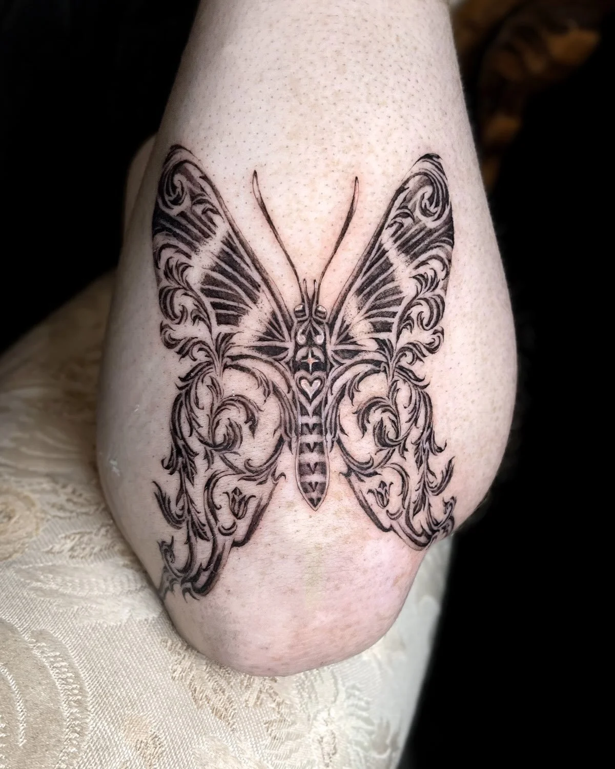 Wrought iron metalmark 🖤 bleeding butterfly for Taylor. Thank you for adopting this epic elbow arm shield! May it guard the gates to your weenis! ✨ thank you so much for indulging my photo needs &amp; loved how this turned out :) 
 A swirling take o