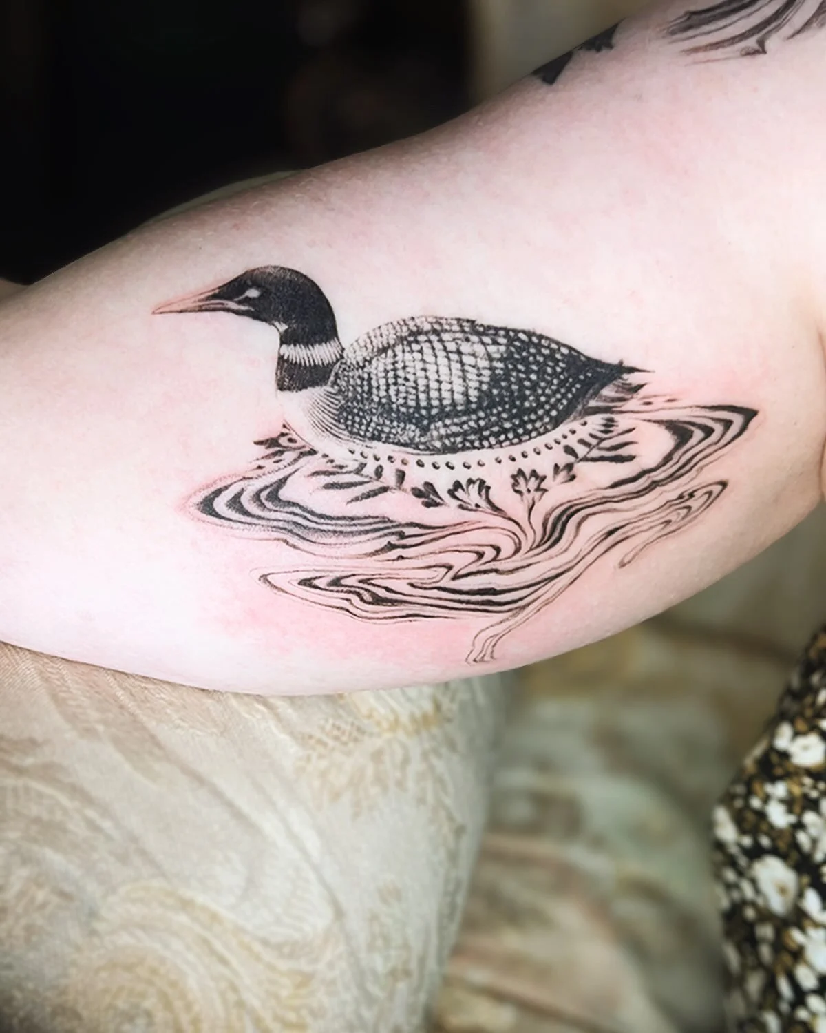 an embroidered loon 🖤 for Tricia. Thank you so much for gifting me this drippy dreamy loon lover project! A little peak beneath the arm to see this loon paradise :) 

#birdtattoos #sftattoo #finelinetattoo #surrealtattoo #armtattoo
