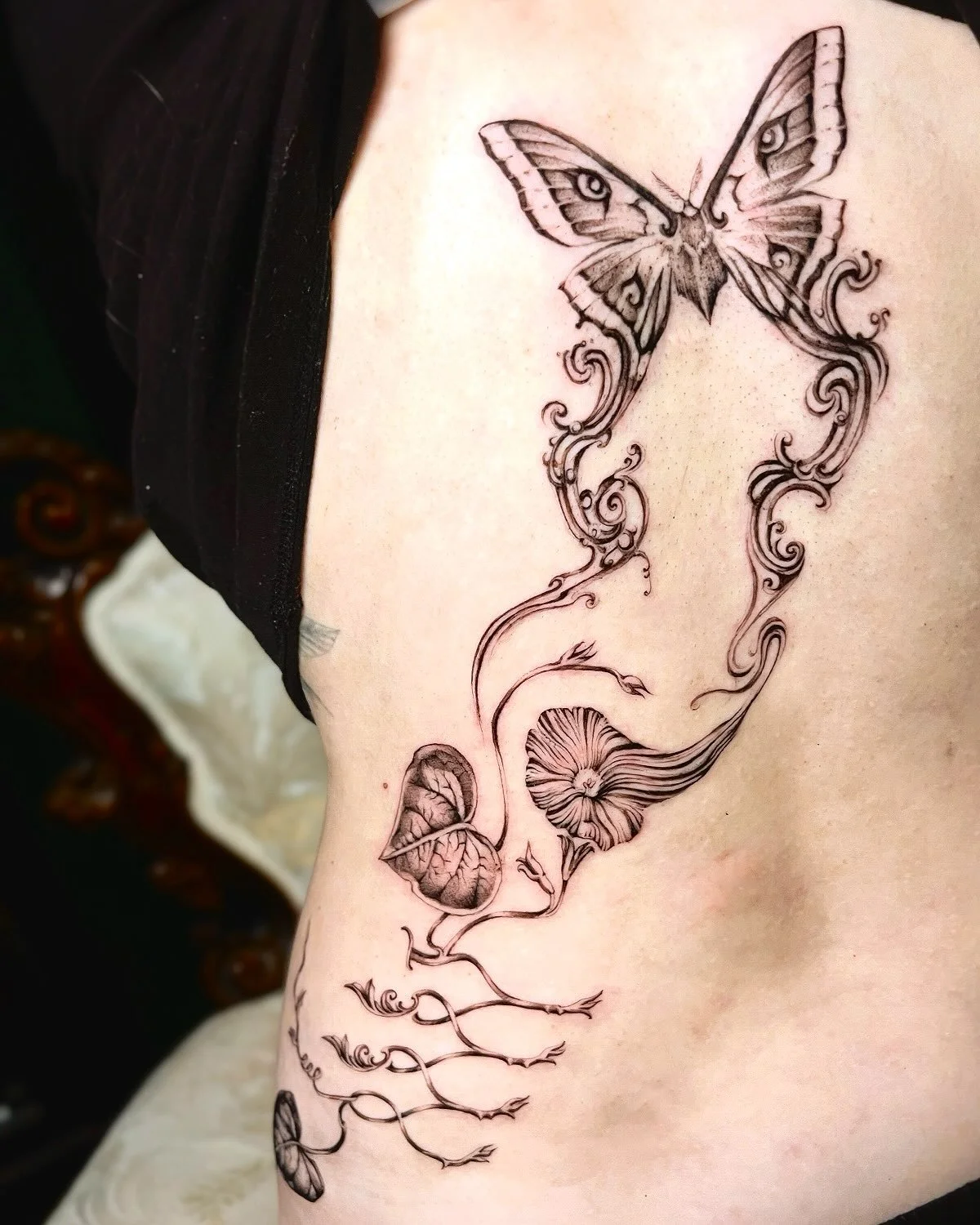 Laced in smokey drifts of night dwellers that float in our dreams watching over us in the moonlight. 🌙 for Kaliska. Thank you so much for giving me the freedom to run wild. I adore this &amp; the guardians that came to be. 

#mothtattoo #butterflyta