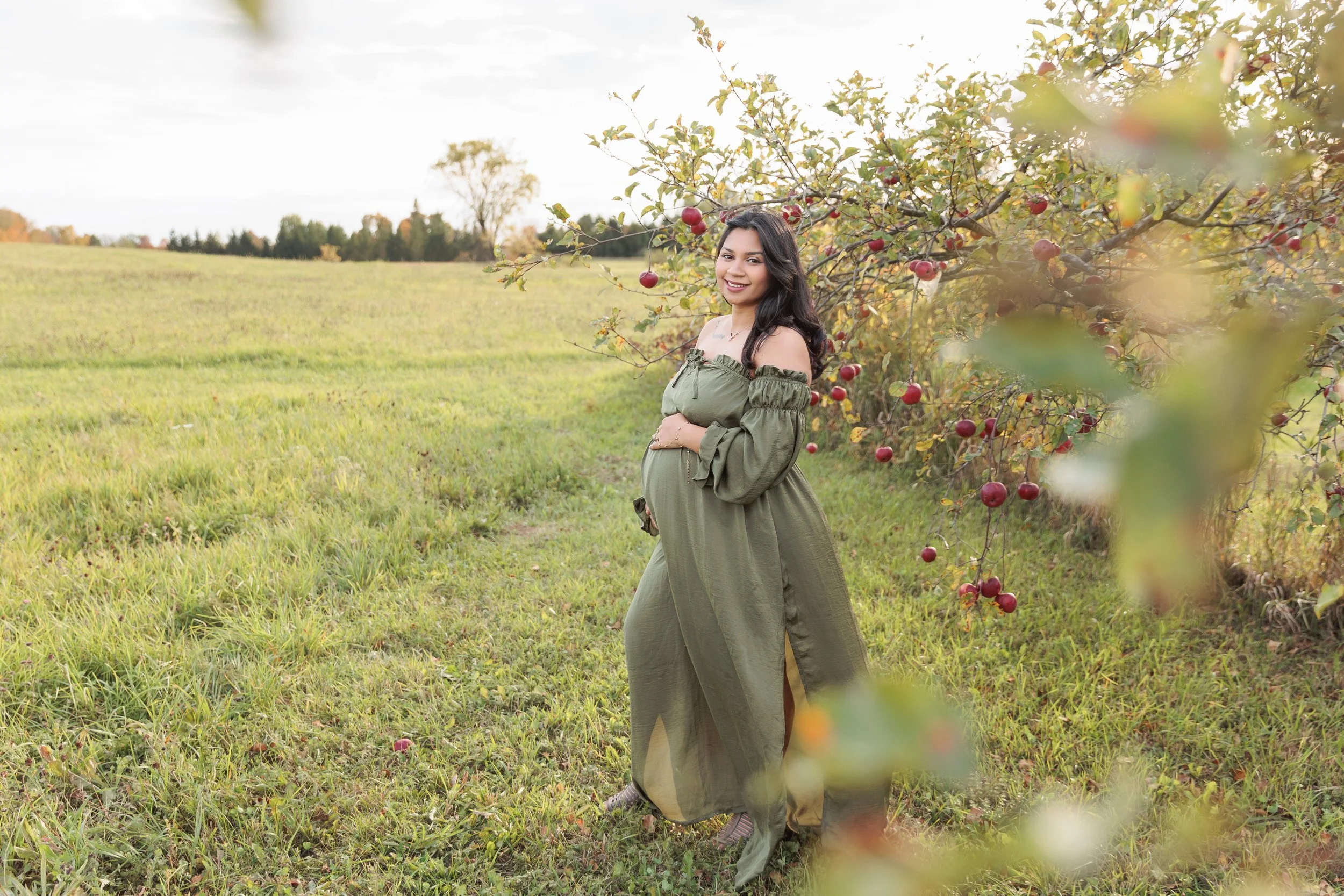Autumn outdoor maternity session in Owen Sound area apple orchard