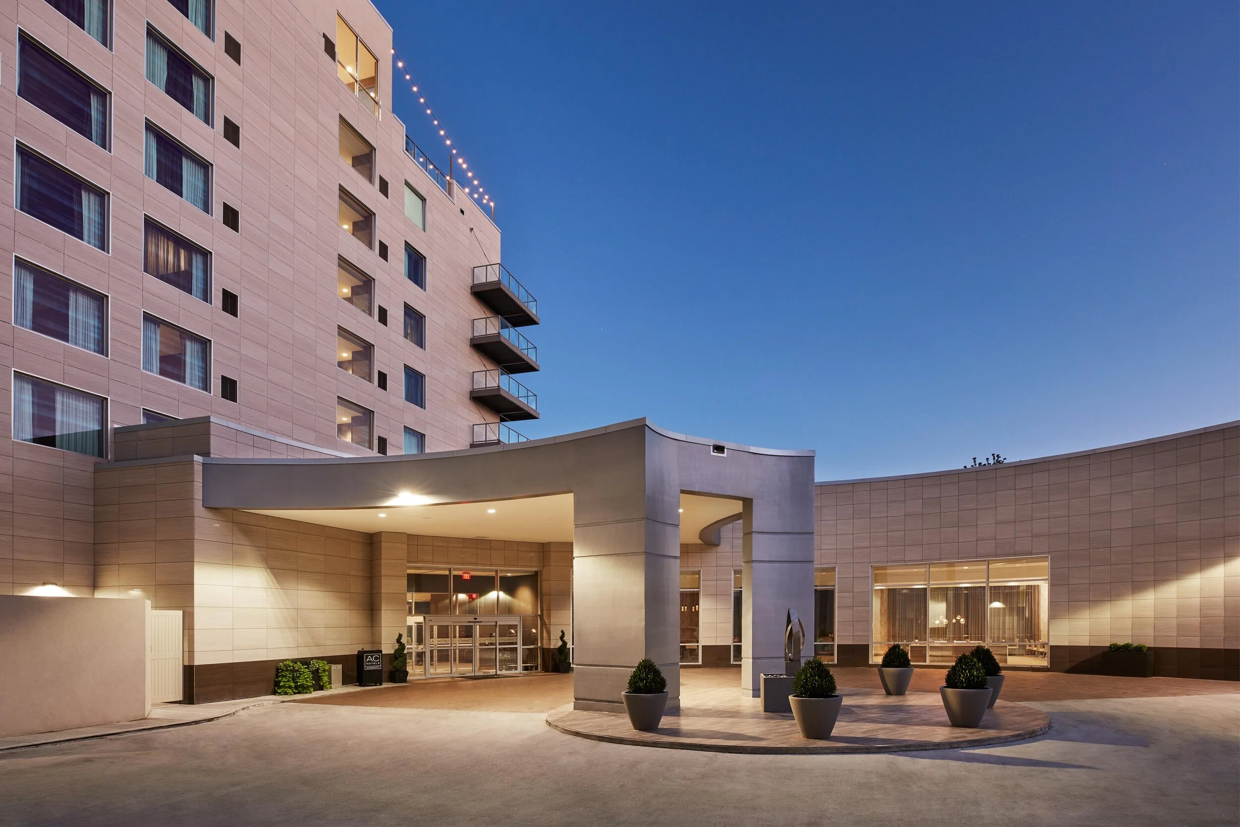 WHI-ACH - Vallet evening.jpg