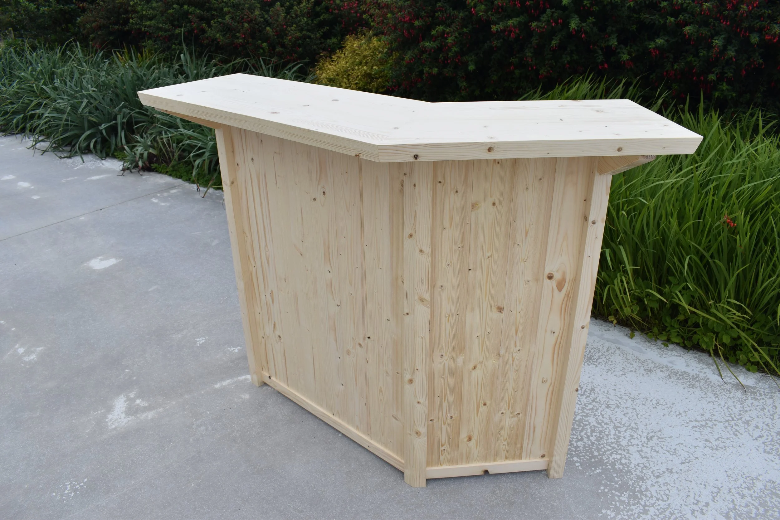 Compact summerhouse bar