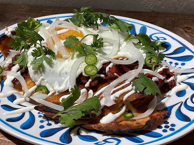 🚨 EL DOMINGUERO! 🚨 all the sunday funday feels! The one thing that makes family Sunday feel like family Sunday is a nice brunch-ish plate of our CHILAQUILES ROJOS!!
🌶
Crispy, nixtamalized tortilla chips sautéed with chef&rsquo;s grilled summer to