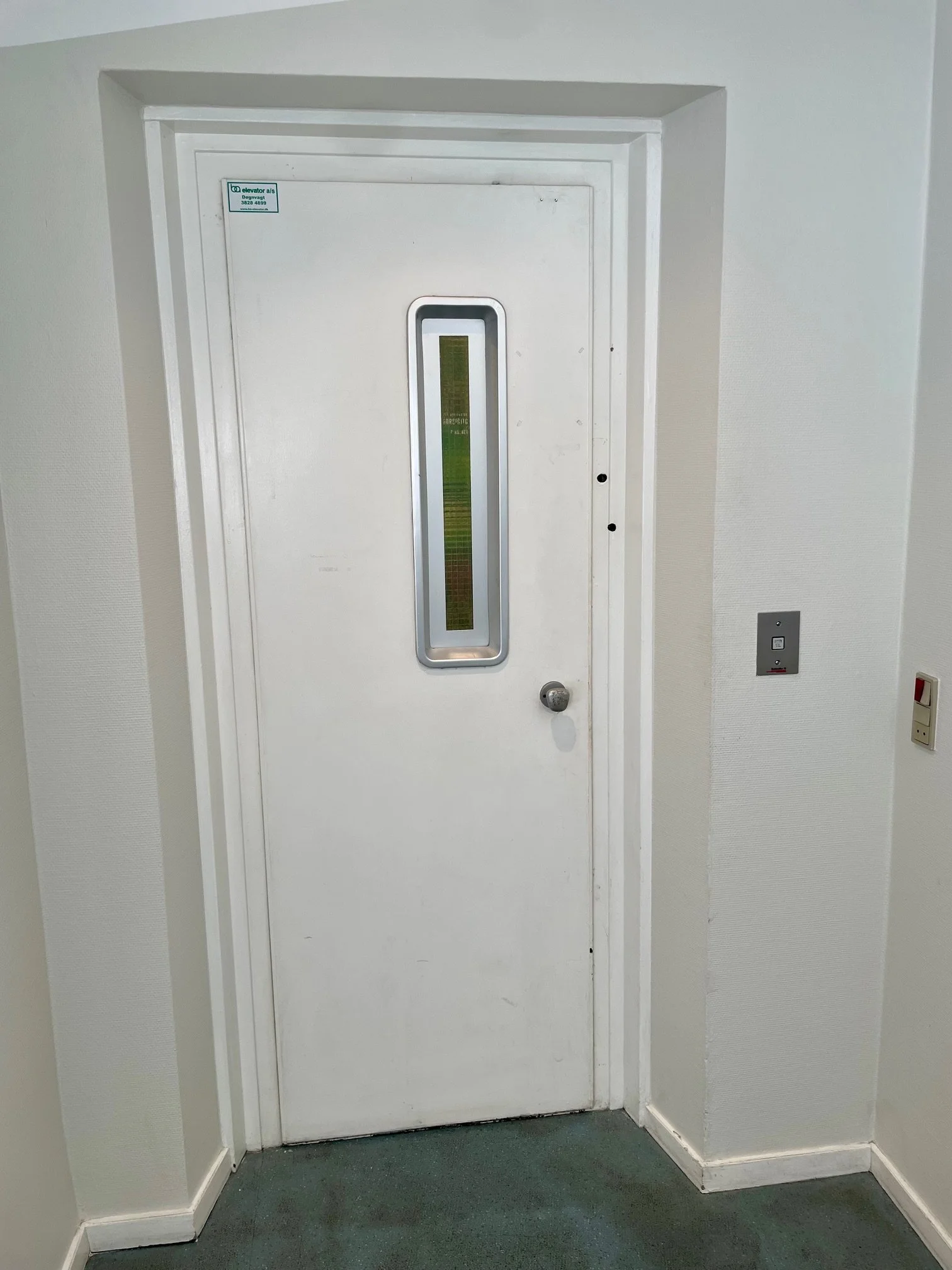 Elevatoren er en enmandselevator. Den kan sjældent gå i stå, men hvis det sker, kan den nemt nulstilles ved at følge instruktionen i elevatoren (kør til stueetagen).